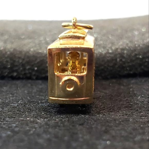 14kt Yellow Gold 3D SF Cable Car Pendant w/ moving Driver & Wheels - Picture 5 of 9